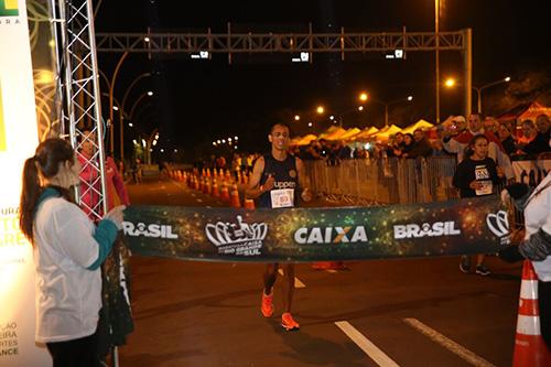 Gaúchos dominam prova noturna neste sábado, em Porto Alegre (Rodinei Medeiros na foto) / Foto: Glauccio Dutra/Latin Sports